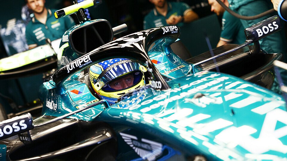 Aston Martin-Fahrer Fernando Alonso in der Box