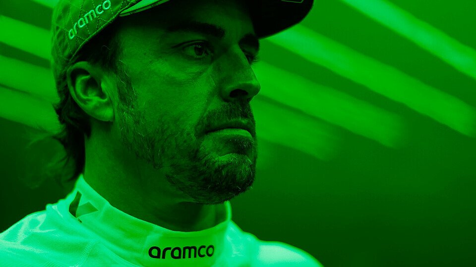 Aston Martin-Fahrer Fernando Alonso in der Box
