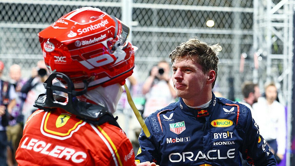 Charles Leclerc (Ferrari) gratuliert Max Verstappen (Red Bull) zur Pole Position im Parc Ferme