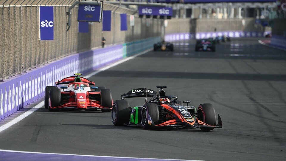 Enzo Fittipaldi und Andrea Kimi Antonelli während dem Hauptrennen der Formel 2 in Saudi-Arabien 2024.