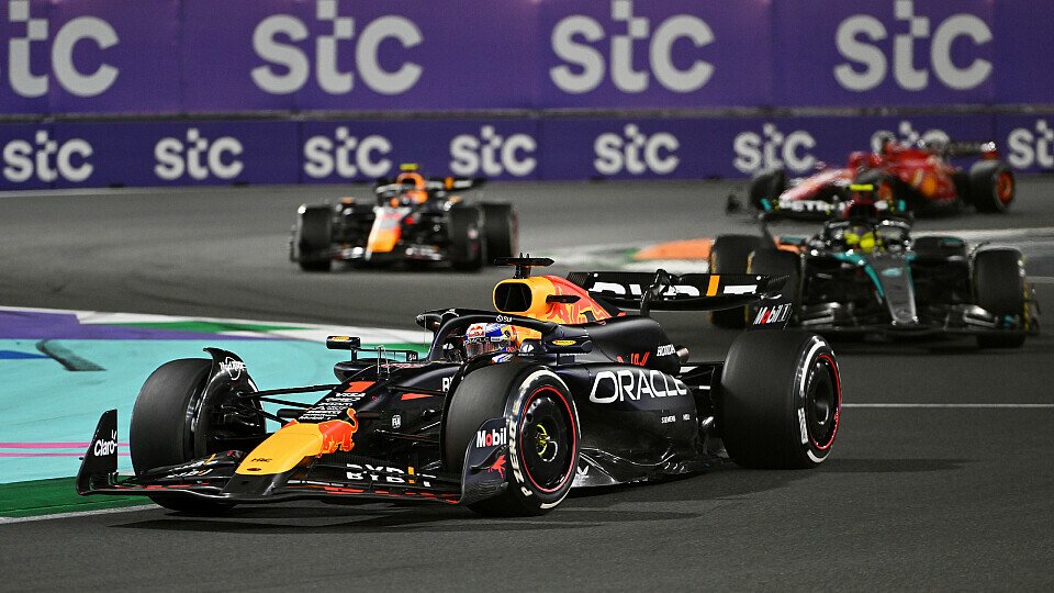 Max Verstappen führt im Red Bull vor Lewis Hamilton (Mercedes), Sergio Perez (Red Bull) und Charles Leclerc (Ferrari)