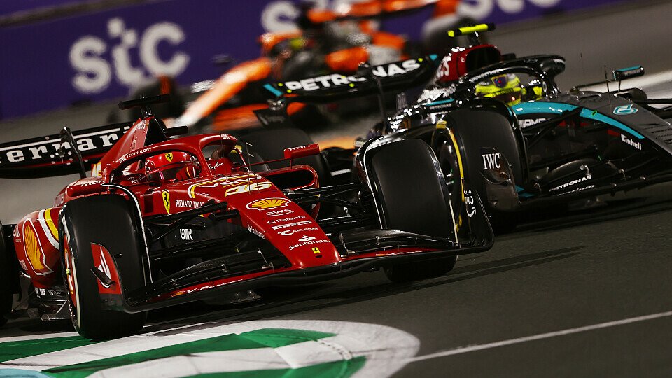 Ferrari-Pilot Charles Leclerc in Duell vor Lewis Hamilton im Mercedes