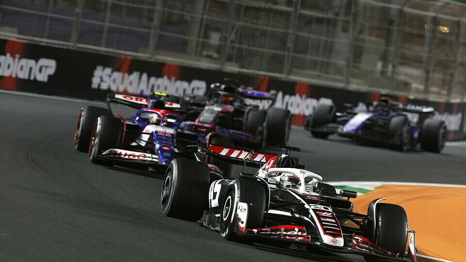 Kevin Magnussen (Haas) vor Yuki Tsunoda (Racing Bulls) beim Formel-1-Rennen in Jeddah Saudi-Arabien
