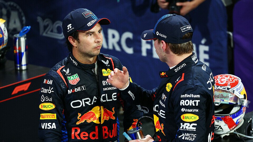 Sergio Perez und Sieger Max Verstappen feiern auf dem Podium den Red Bull-Doppelerfolg