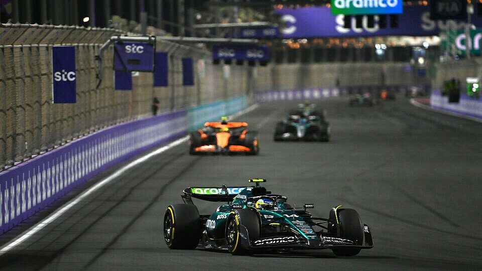Fernando Alonso (Aston Martin) beim Formel-1-Rennen in Jeddah (Saudi-Arabien) verfolgt von Lando Norris (McLaren).