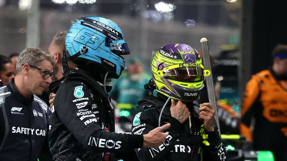 Mercedes-Teamkollegen George Russell und Lewis Hamilton nach dem Rennen im Parc Ferme