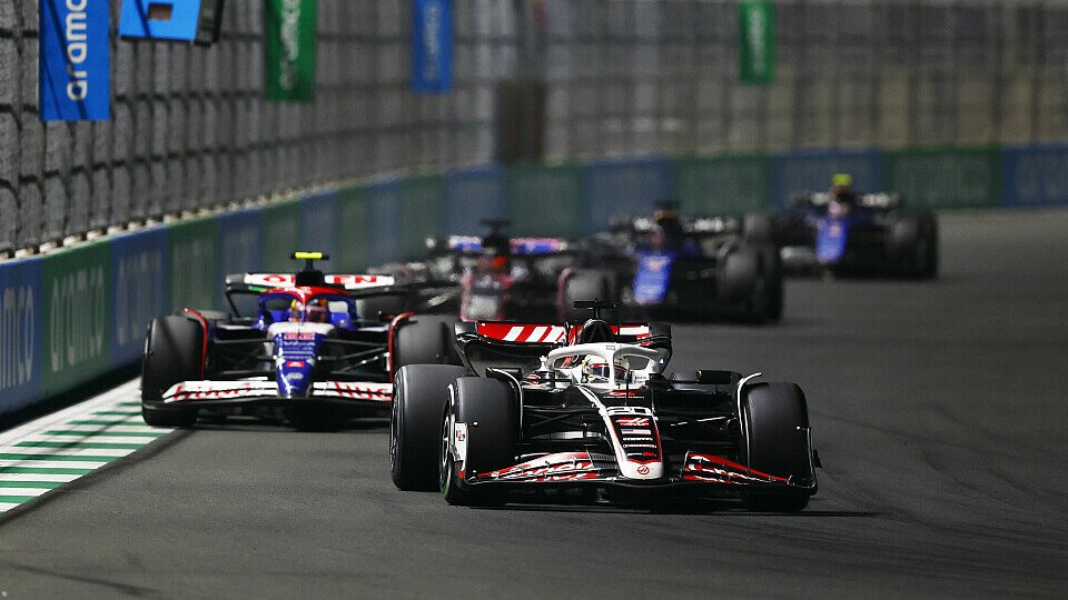 Kevin Magnussen hält im Saudi-Arabien-GP den Verkehr angeführt von Yuki Tsunoda auf