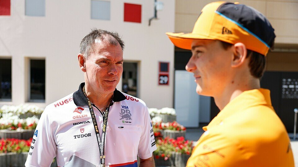 Alan Permane im Gespräch mit Oscar Piastri am Donnerstag des Bahrain GP 2024.