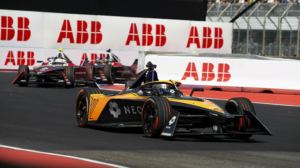 Sam Bird führt im McLaren das Rennen an