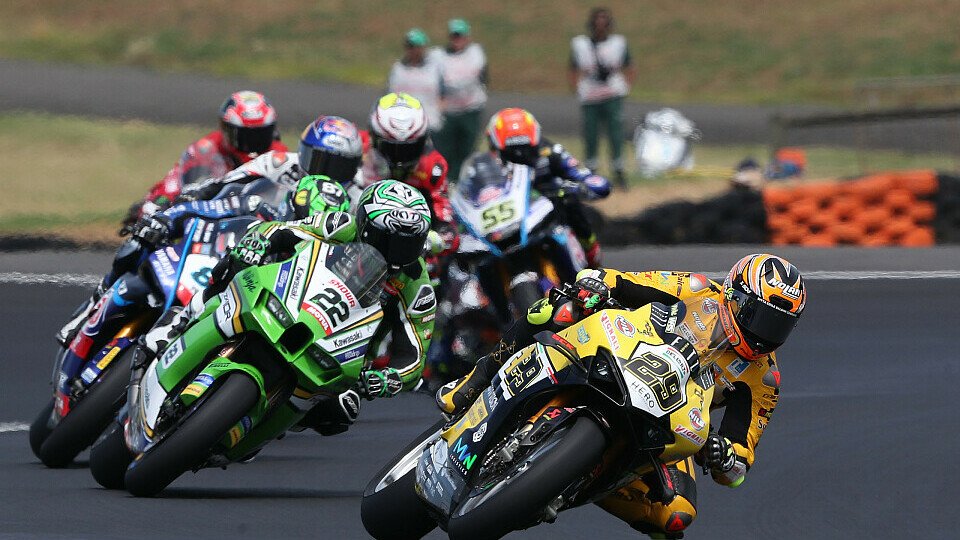 Andrea Iannone vor Alex Lowes im Superbike-Rennen auf Phillip Island