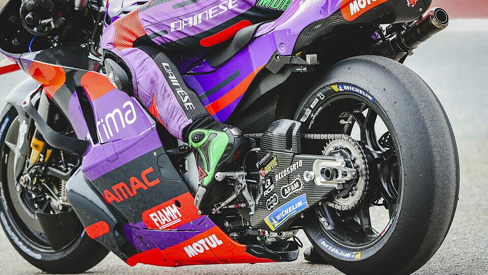Ein Motorrad fast am Asphalt: Alex Hofman ist kein Fan, Foto: LAT Images