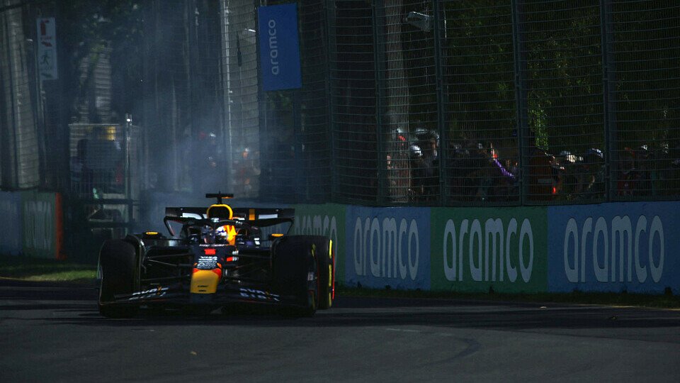 Der Red Bull von Max Verstappen raucht und sorgt für den Ausfall