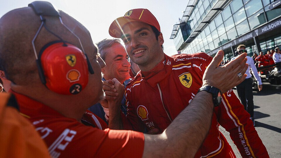 Das Ferrari-Team feiert Sieger Carlos Sainz Jr. im Parc Ferme