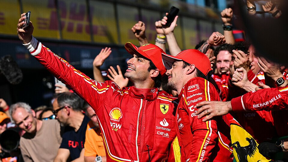 Sieger Carlos Sainz Jr. feiert mit Teamkollege Charles Leclerc den Ferrari-Doppelsieg im Parc Ferme