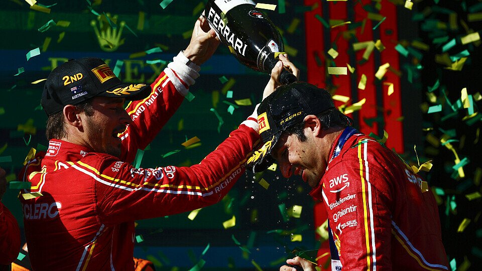 Charles Leclerc und Sieger Carlos Sainz Jr. feiern den Ferrari-Doppelsieg auf dem Podium