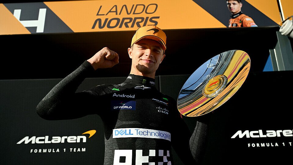 Lando Norris mit Pokal bei der McLaren-Teamfeier