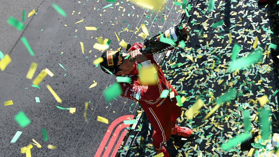 Sieger Carlos Sainz Jr. (Ferrari) feiert auf dem Podium