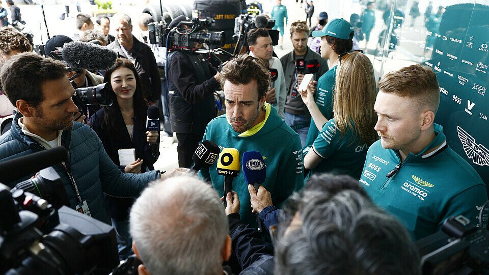 Aston Martin-Fahrer Fernando Alonso gibt den Medien Interviews