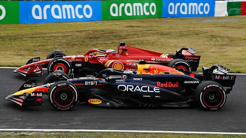 Duell zwischen Max Verstappen im Red Bull und Charles Leclerc im Ferrari
