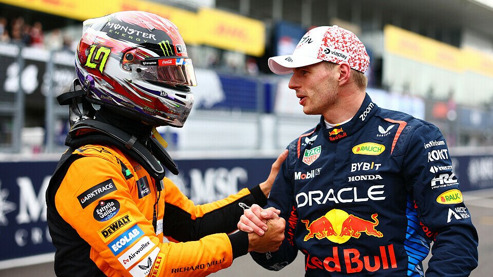 Der Drittplatzierte McLaren-Pilot Lando Norris gratuliert Red Bull-Fahrer Max Verstappen zur Pole Position im Parc Ferme