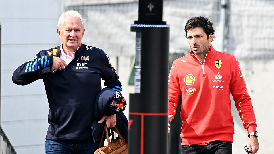 Red Bull-Motorsportchef Dr. Helmut Marko mit Ferrari-Pilot Carlos Sainz Jr. am Eingang zum Paddock