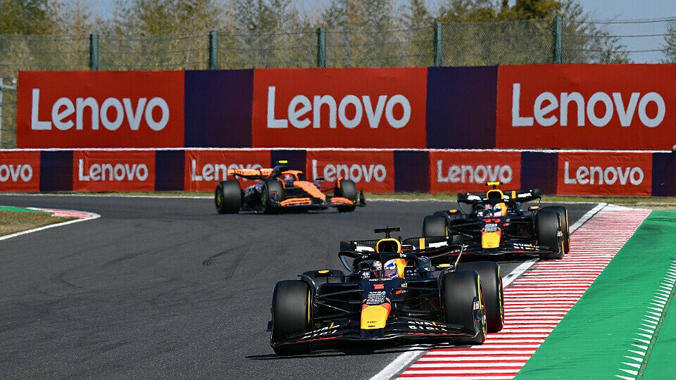 Polesetter Max Verstappen führt im Red Bull nach dem Start vor Teamkollege Sergio Perez und Lando Norris im McLaren