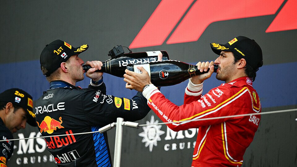 Podium mit Sergio Perez, Sieger Max Verstappen (beide Red Bull) und Carlos Sainz Jr. (Ferrari)