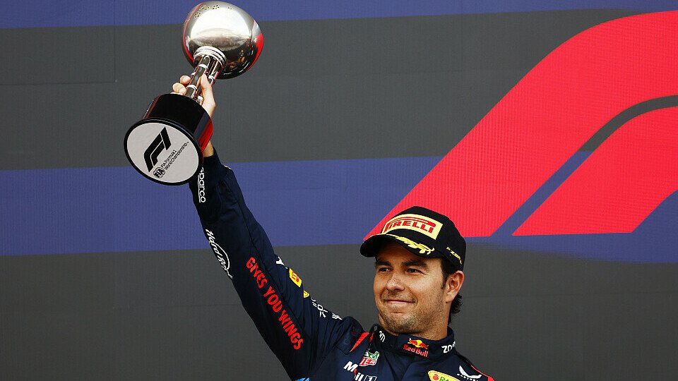 Red Bull-Fahrer Sergio Perez feiert Platz 2 auf dem Podium