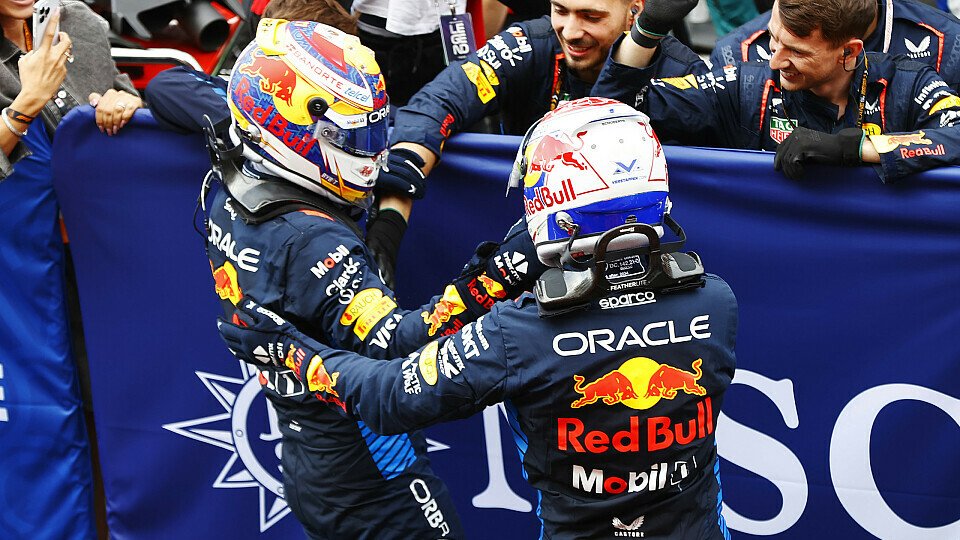 Red Bull-Team feiert mit Sergio Perez und Sieger Max Verstappen den Doppelsieg im Parc Ferme