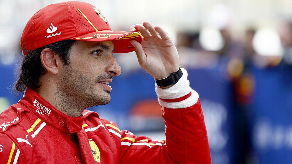 Ferrari-Pilot Carlos Sainz Jr. feiert Platz 3 im Parc Ferme