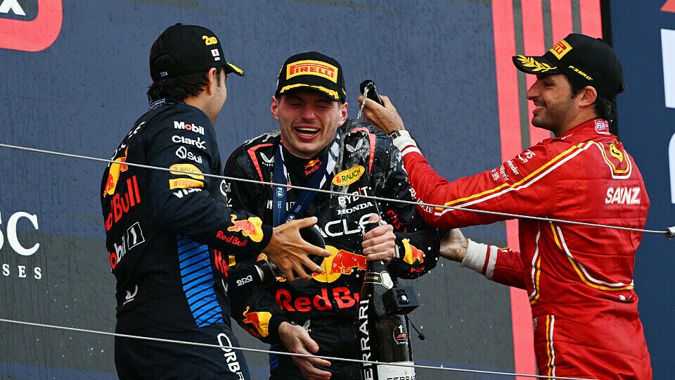 Sergio Perez, Max Verstappen und Carlos Sainz feiern auf dem Japan-Podium