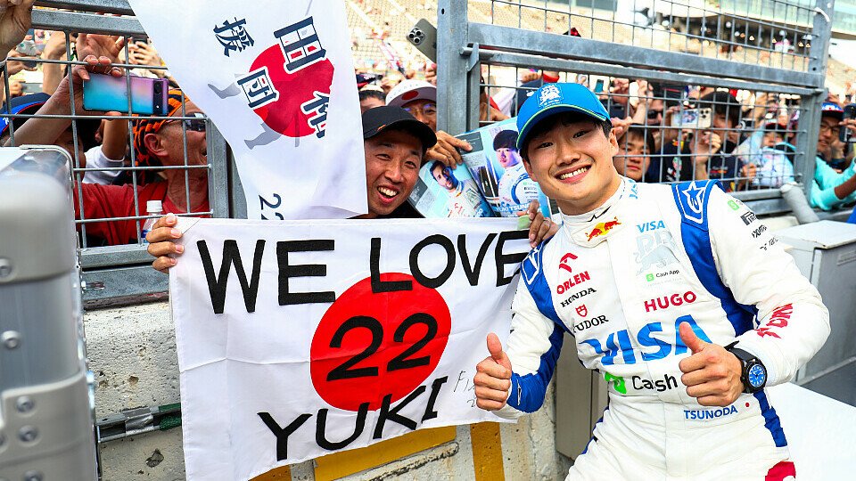 Yuki Tsunoda lässt sich in der Boxengasse von Suzuka von japanischen Fans feiern.