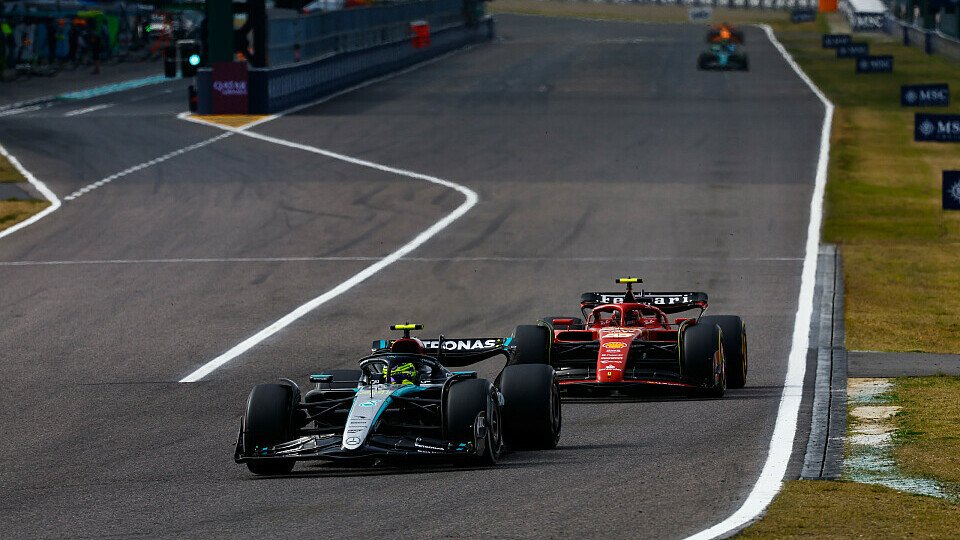 Lewis Hamiltons Mercedes vor dem Ferrari von Carlos Sainz im Japan-GP