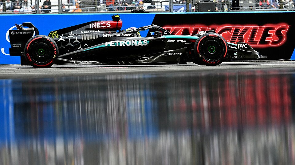 Lewis Hamilton im Mercedes W15 verlässt die Boxengasse im Japan-GP