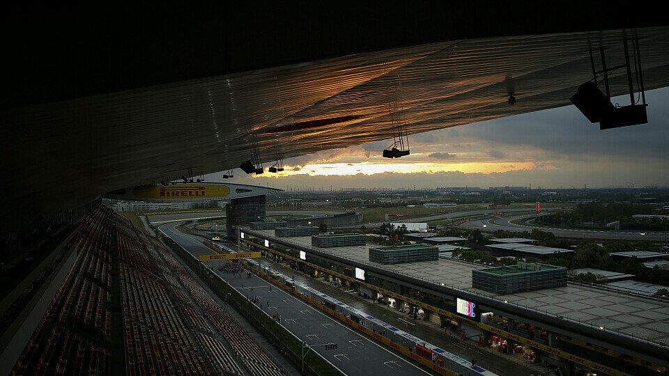 Dunkle Wolken über dem Shanghai International Circuit beim Formel-1-Rennen in China.