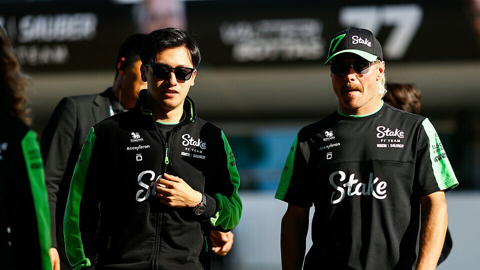 Die beiden Sauber-Pilote Guanyu Zhou und Valtteri Bottas in der Boxengasse