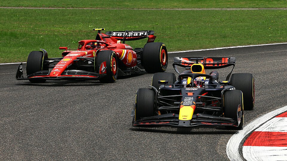 Red Bull-Pilot Max Verstappen vor Carlos Sainz Jr. im Ferrari 