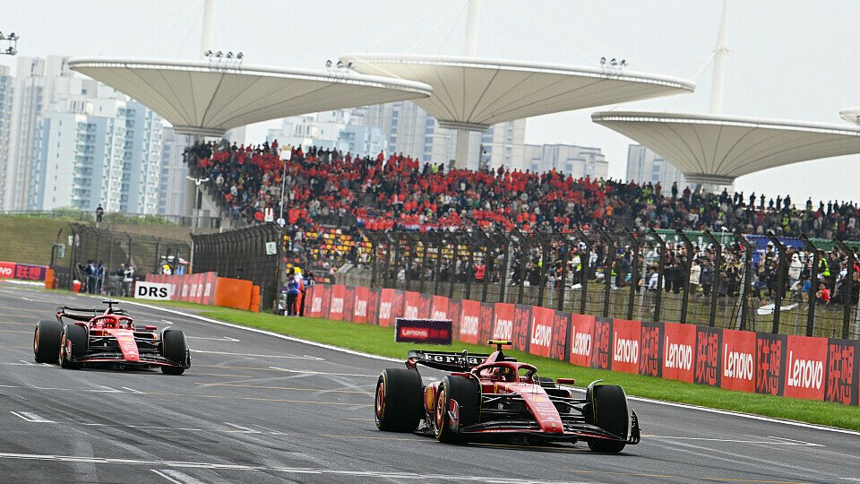 Carlos Sainz fährt beim Sprint zum China GP 2024 vor Ferrari-Teamkollege Charles Leclerc, der ihn gleich überholen wird.