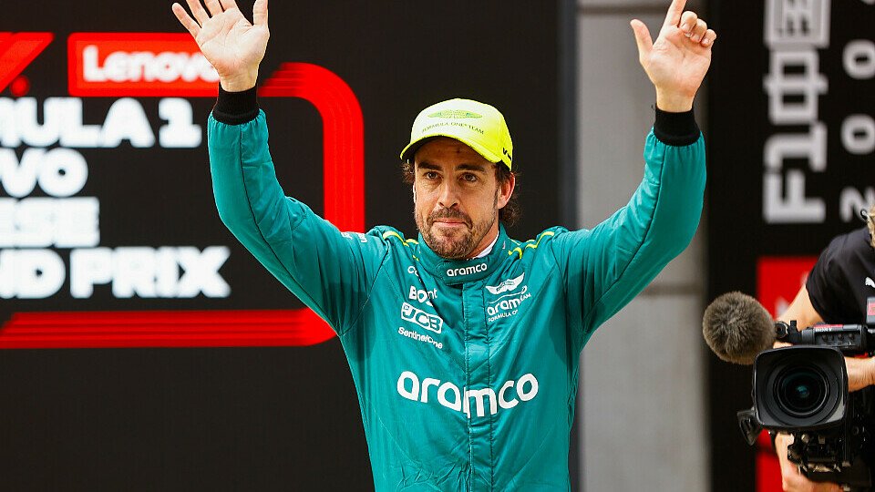 Aston Martin-Fahrer Fernando Alonso feiert seinen 3. Startplatz im Parc Ferme