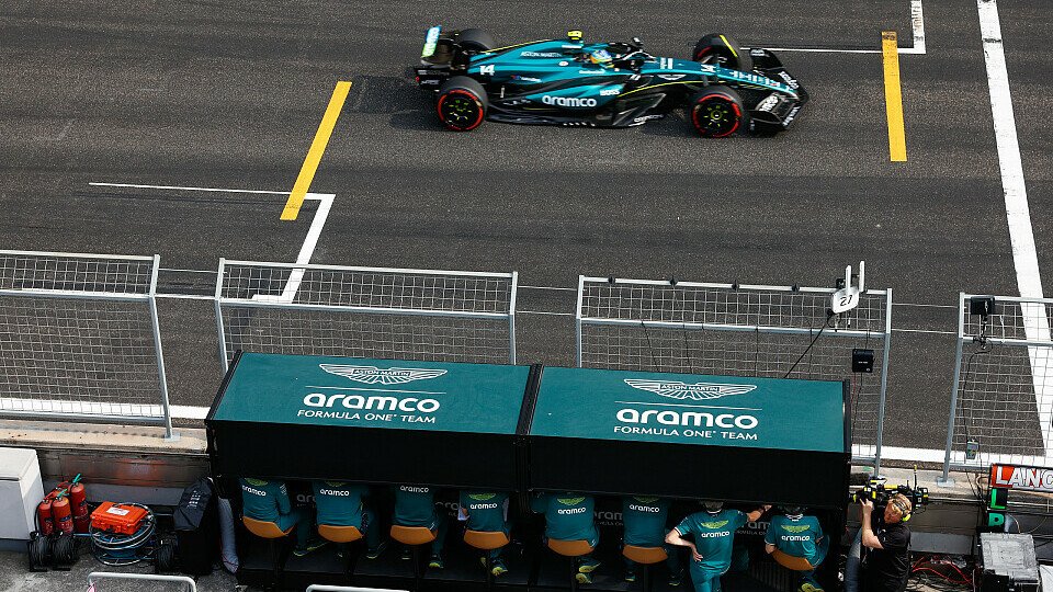 Aston Martin-Fahrer Fernando Alonso passiert seinen Kommandostand