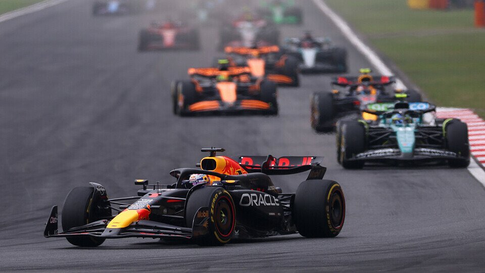 Polesetter Max Verstappen führt im Red Bull vor Fernando Alonso im Aston Martin