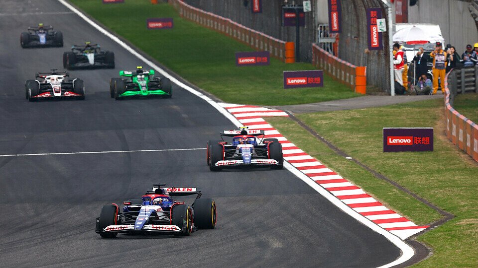 Daniel Ricciardo vor Yuki Tsunoda (beide Racing Bulls)
