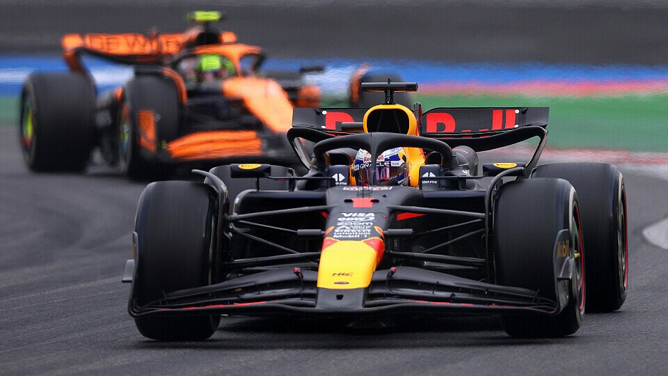 Red Bull-Pilot Max Verstappen führt vor Lando Norris im McLaren
