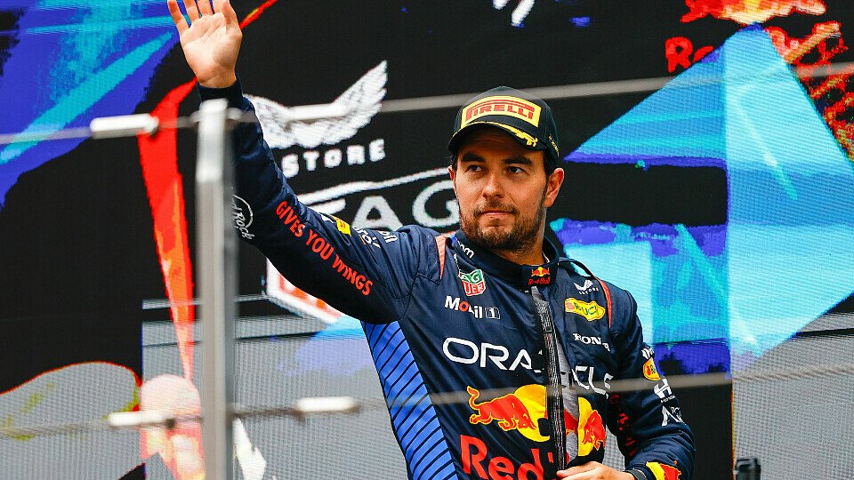 Red Bull-Fahrer Sergio Perez feiert Platz 3 auf dem Podium