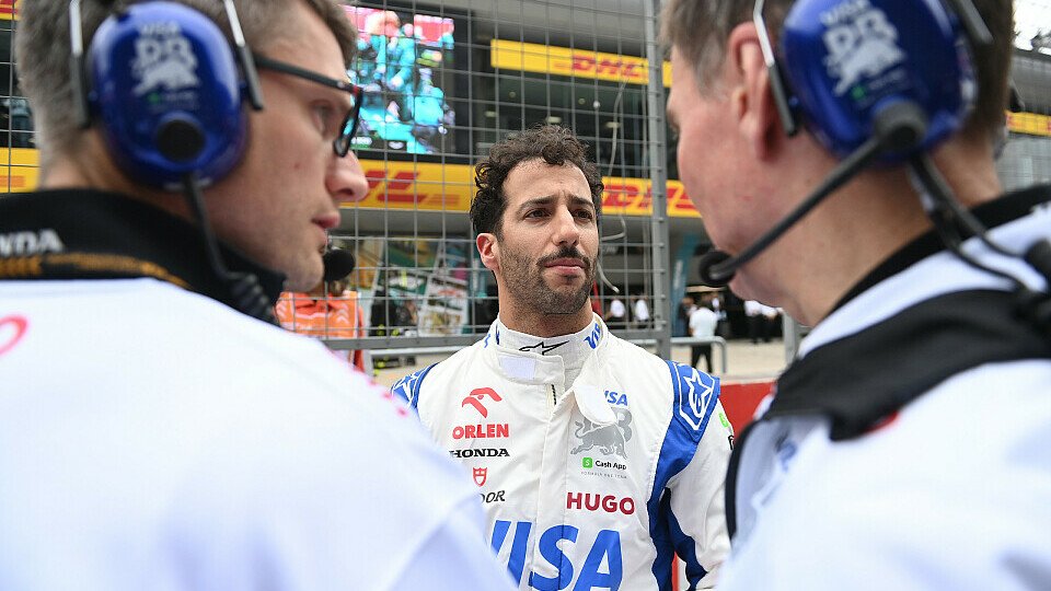 Formel-1-Pilot Daniel Ricciardo unterhält sich in der Startaufstellung des China GP mit seinen Ingenieuren.