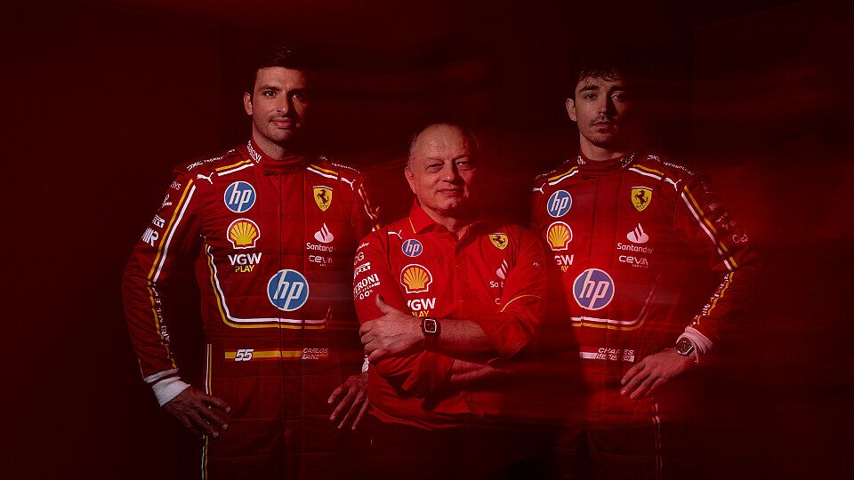 Carlos Sainz, Fred Vasseur und Charles Leclerc in den neuen Ferrari-HP-Outfits