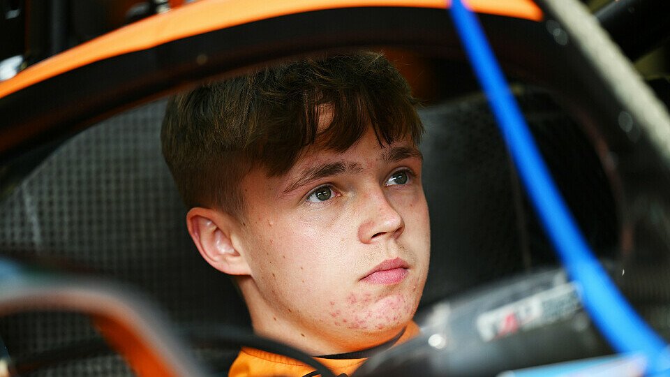 Ersatzfahrer Taylor Barnard (NEOM McLaren Formula E Team) in der Box