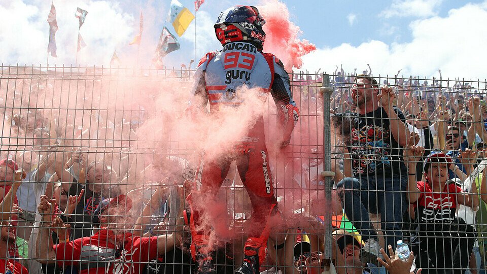 Marc Marquez jubelt mit den Fans in Jerez