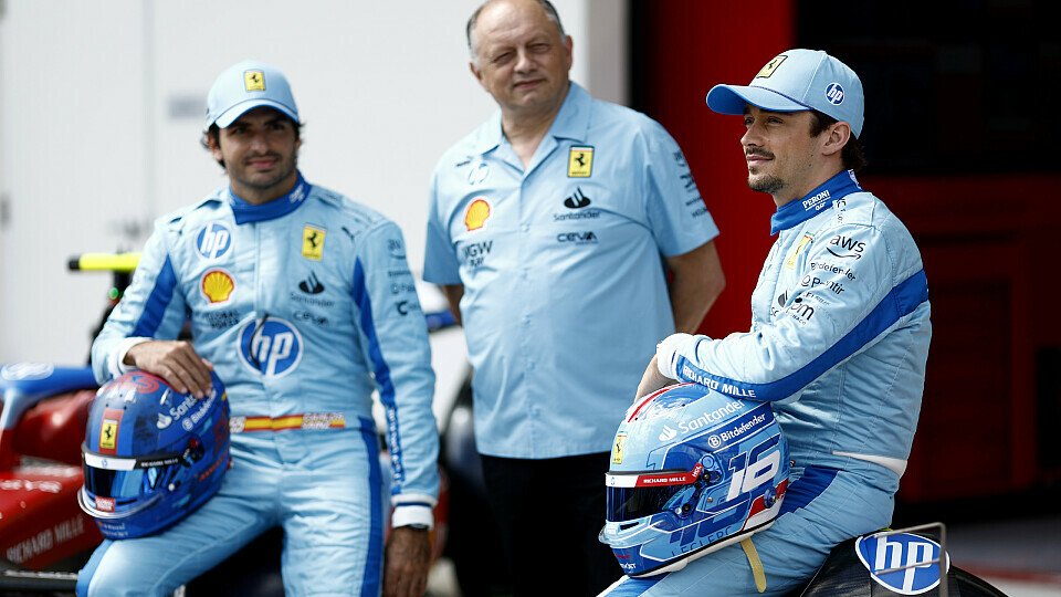 Ferrari-Teamchef Frederic Vasseur mit seinen Fahrern Carlos Sainz Jr. und Charles Leclerc in blauen Farben