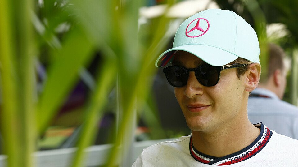 Mercedes-Fahrer George Russell im Paddock